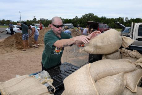 Australia sơ tán hàng nghìn người dân do bão Debbie