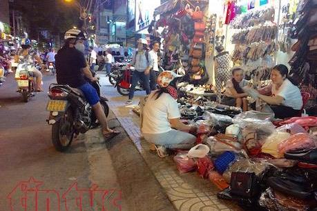 Vỉa hè TP Hồ Chí Minh sáng thông thoáng, tối lại "nhếch nhác"