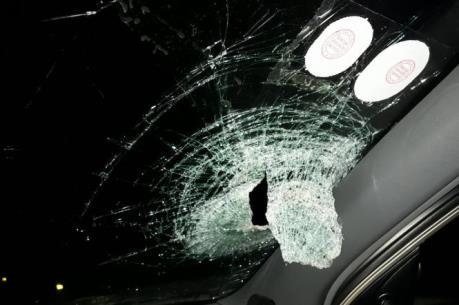 Xử lý nghiêm hành vi ném đá lên xe ô tô trên cao tốc Hà Nội - Thái Nguyên.