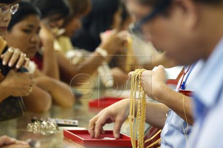 Giá vàng chạm mức cao nhất trong một tháng