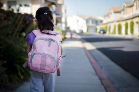 Nên hay không cho trẻ đi học một mình?