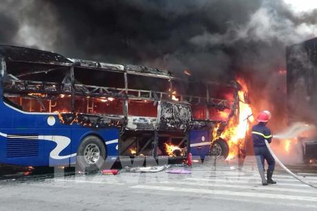 Hai xe đấu đầu bốc cháy gây tắc nghẽn quốc lộ 1A, đoạn qua Thanh Hóa