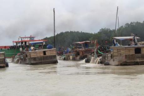 “Nóng” nạn khai thác cát ban đêm ở sông Đồng Nai