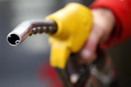 Giá dầu châu Á tăng song vẫn chịu sức ép từ tình trạng dư thừa nguồn cung