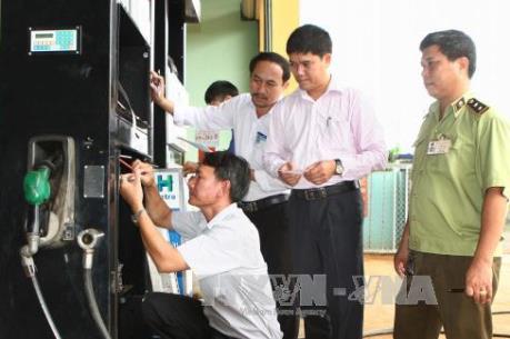 Dán tem đồng hồ đo xăng: Ngăn ngừa kinh doanh xăng dầu trôi nổi