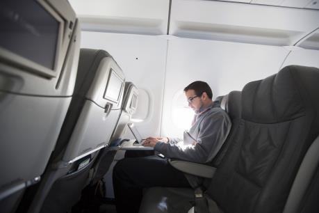 IATA hoài nghi giải pháp cấm thiết bị điện tử trên khoang hành khách máy bay