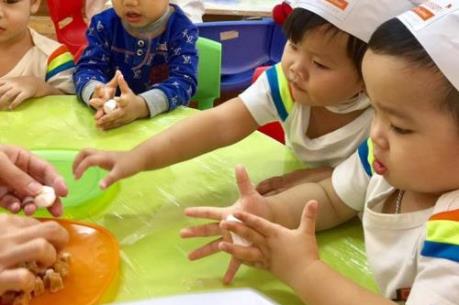 Ngộ nghĩnh trẻ em nặn bánh trôi trong Tết Hàn thực