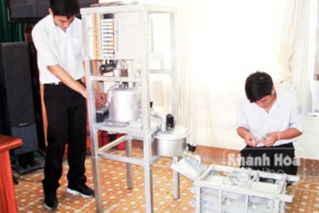 Máy làm bánh xoài độc đáo của hai học sinh ở Khánh Hòa