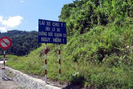 Xe chở dầu lật và bốc cháy trên đèo Lò Xo, làm một người chết