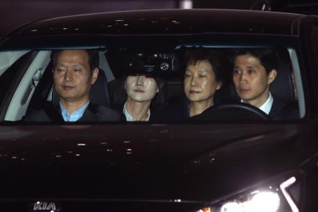 Bê bối chính trị tại Hàn Quốc: Cựu Tổng thống Park Geun-hye bị bắt giữ