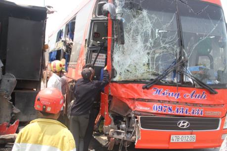 Va chạm giữa xe khách và xe tải trên Quốc lộ 6 đoạn qua tỉnh Sơn La