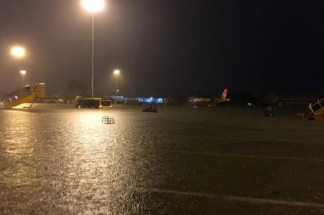 Mưa lớn bất thường gây ảnh hưởng hàng loạt chuyến bay tại sân bay Tân Sơn Nhất