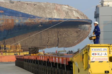 Hàn Quốc tìm kiếm dưới đáy biển di hài nạn nhân sau khi phà Sewol được trục vớt