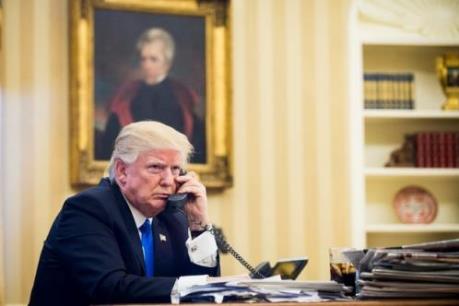 Tổng thống Donald Trump cuối cùng đã phải chấp nhận sử dụng iPhone
