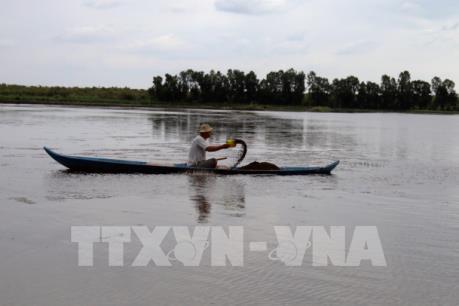 Cấp phát Chlorine hỗ trợ nông dân ngăn ngừa dịch bệnh trên tôm nuôi