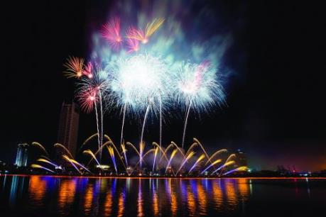 Tour ngắm pháo hoa quốc tế Đà Nẵng 2017 hút khách