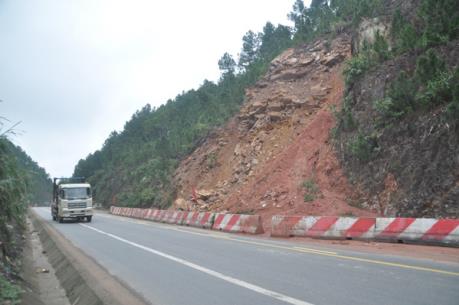 Khắc phục sự cố sạt lở tuyến đường tránh Huế