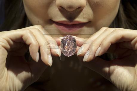 Viên kim cương hồng "Pink Star" được bán với giá đắt nhất trong lịch sử