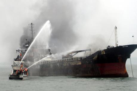 Cháy tàu hàng cỡ lớn trên lộ trình Singapore - Ai Cập