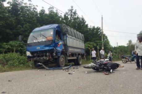 Xe máy đấu đầu xe tải, 2 người thiệt mạng