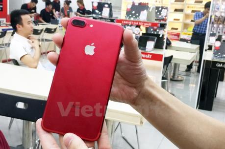 iPhone đỏ chính hãng trong ngày đầu mở bán ở Việt Nam