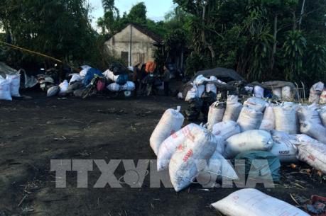 Kinh doanh than củi tự phát, cả khu vực bị nhuộm đen