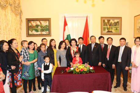Chủ tịch Quốc hội gặp gỡ cán bộ Đại sứ quán và cộng đồng người Việt Nam tại Hungary