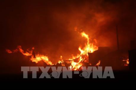 Cháy lớn thiêu rụi 3 nhà kho của Công ty TNHH Quốc Đại, thiệt hại gần 10 tỉ đồng