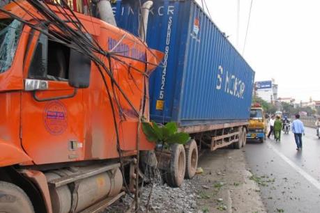 Xe container lật đè bẹp xe ô tô khiến 2 người tử vong