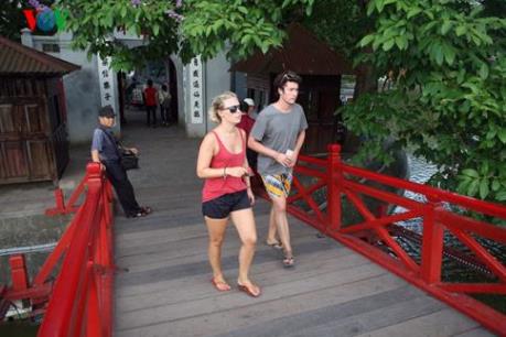 Sẽ không còn hiện tượng ăn mặc phản cảm trong các di tích ở Hà Nội