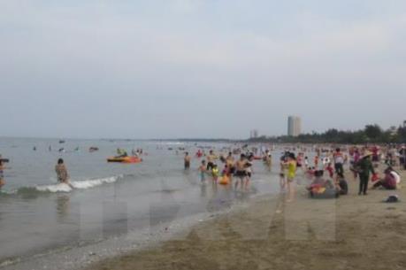 Tìm thấy thi thể học sinh thứ hai bị sóng cuốn mất tích khi chụp ảnh kỷ yếu tại Nghệ An