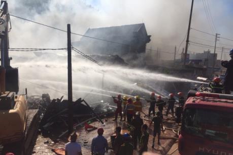 Cháy lớn ở siêu thị Miền Tây ở Thanh Hóa