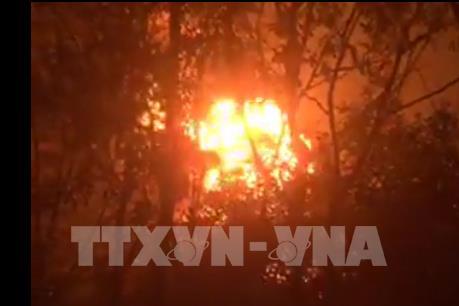 Cháy lớn tại xưởng tái chế dầu nhớt thải giữa rừng tràm