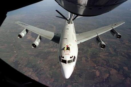 Mỹ đưa máy bay “săn hạt nhân” đến Nhật Bản