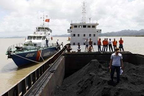 Xử phạt thuyền trưởng vận chuyển hơn 70 tấn than lậu 50 triệu đồng