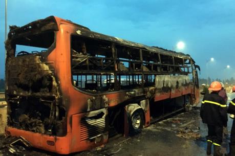 Xe khách bất ngờ bốc cháy, Quốc lộ 1A đoạn qua Nghệ An ách tắc