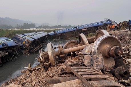 Tàu hỏa trật đường ray tại Ấn Độ, ít nhất 10 người bị thương