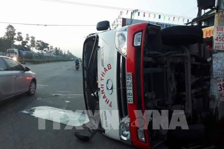 Tai nạn nghiêm trọng giữa xe khách và xe container ở Bình Dương