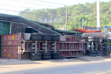 Xe container va chạm, kéo lê xe máy và nạn nhân hơn 100 m