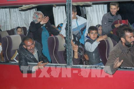 Đoàn xe chở người sơ tán Syria di chuyển sau khi bị dừng lại 48 giờ