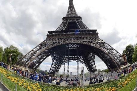 Vụ khủng bố tại London: Tháp Eiffel lại tắt đèn để tưởng niệm các nạn nhân khủng bố