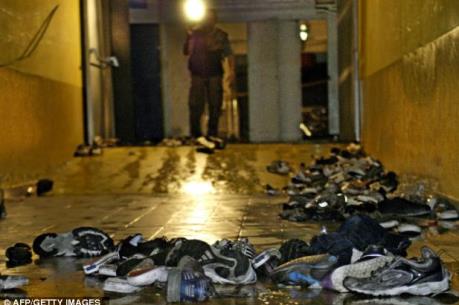 Anh: 12 người bị bỏng "chất độc" 