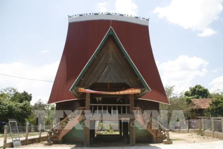 Bê tông hóa nhà rông - nguy cơ mất dần văn hóa cộng đồng