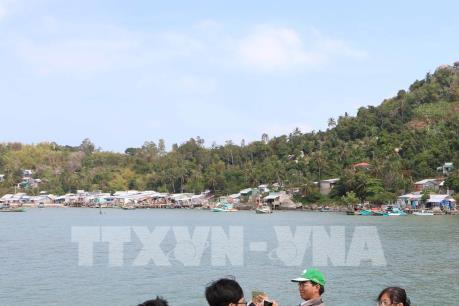 Vẻ đẹp hoang sơ đảo Hòn Tre thu hút khách du lịch