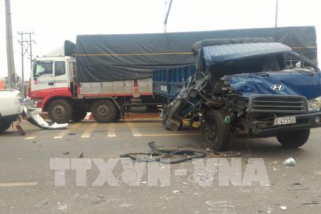 Sáu xe ô tô đâm liên hoàn trên Quốc lộ 1A khiến hai người bị thương nặng