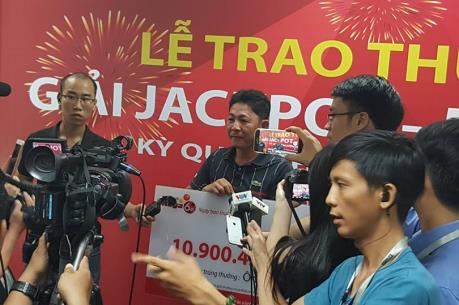 [Trực tiếp] Lần đầu tiên người trúng Jackpot Vietlott không đeo mặt nạ để lĩnh thưởng