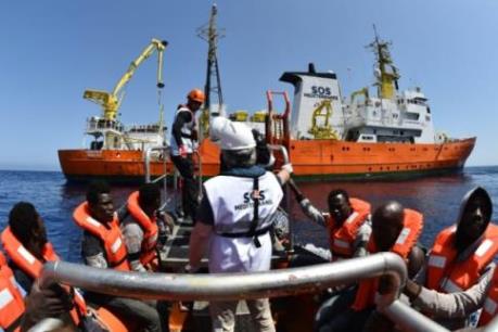Tàu quân sự Tunisia va chạm thuyền chở người di cư, ít nhất 8 người thiệt mạng