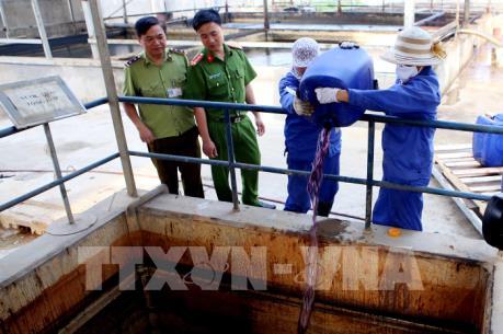 Tiêu hủy hơn 6.000 lít rượu không rõ nguồn gốc