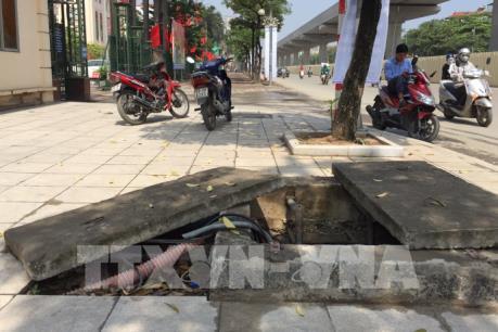 Hà Nội xuất hiện nhiều "hố tử thần" gây nguy hiểm cho người đi bộ