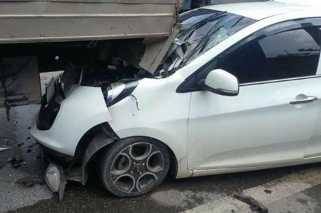 Tài xế Camry mất lái, đâm liên tiếp làm 6 xe máy hư hỏng nặng